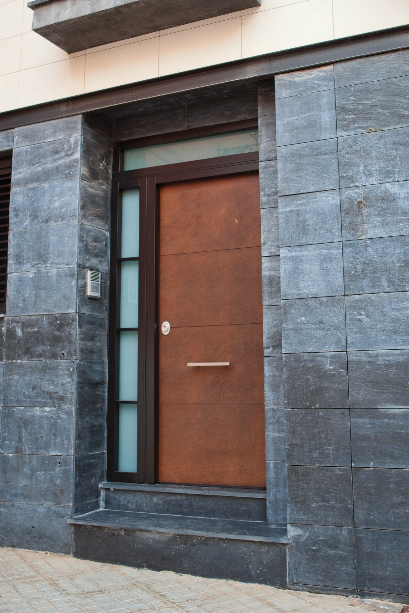 puerta de seguridad en fachada de piedras