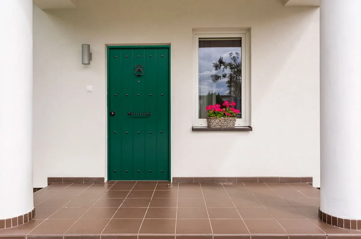 puerta acorazada verde